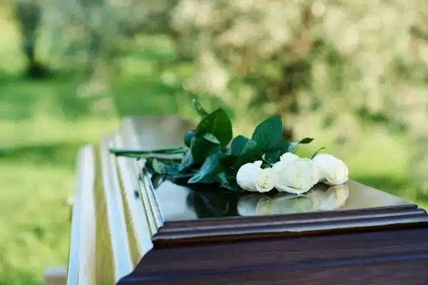 Plaque funéraire moderne : quels sont les matériaux les plus utilisés ?