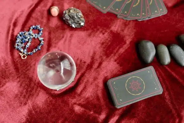 Quels outils sont essentiels dans une formation en arts divinatoires ?